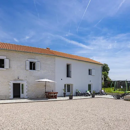 度假居 Lara 坎法奈尔